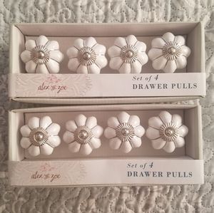 Drawer knobs/ pulls